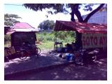 Pedagang kaki lima di depan lokasi